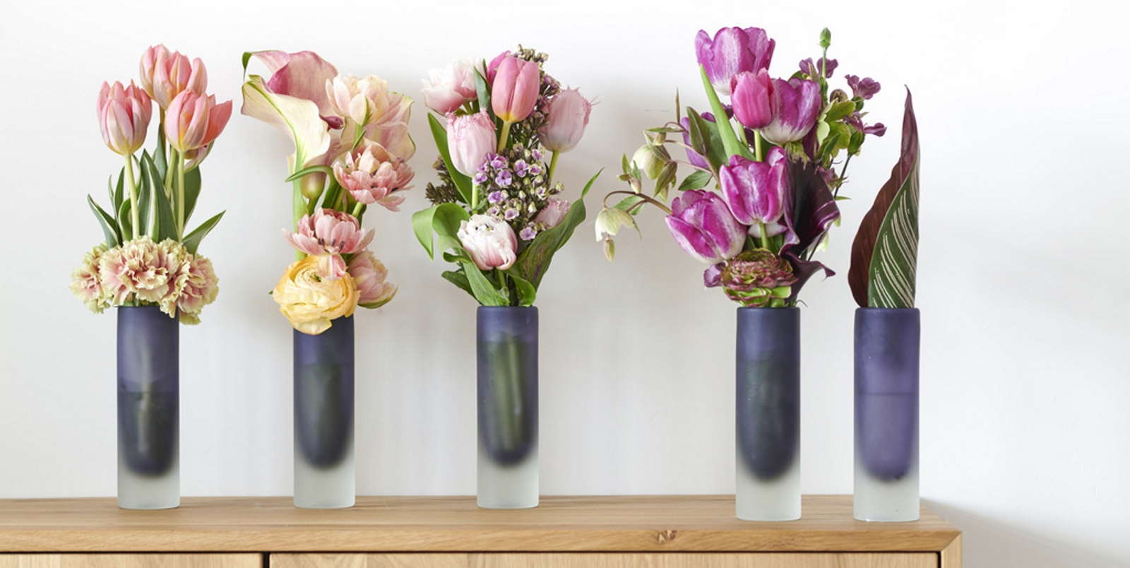 Tulpen in Vasen in Reih und Glied